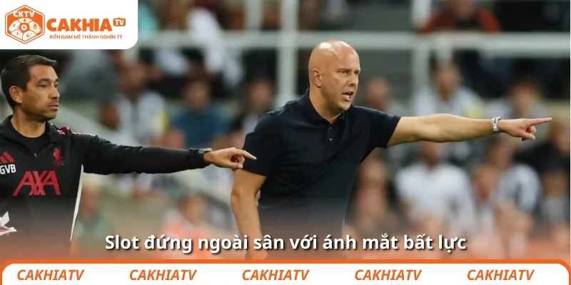 Slot đứng ngoài sân với ánh mắt bất lực