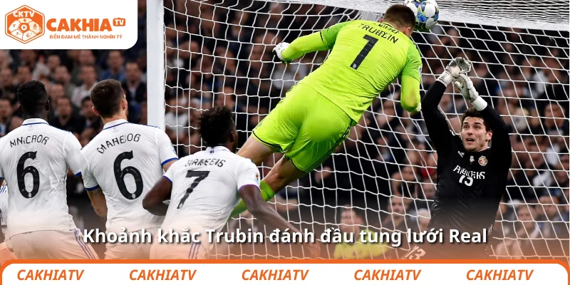 Khoảnh khắc Trubin đánh đầu tung lưới Real